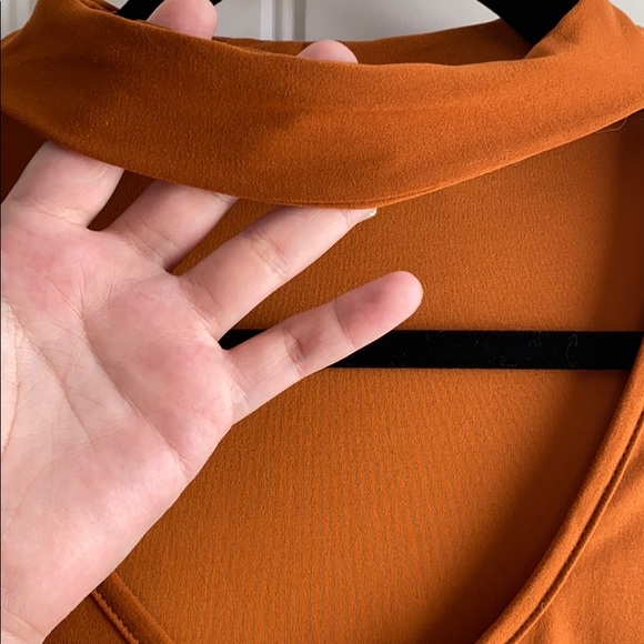 High neck, keyhole, burnt orange tank top - Picture 4 of 7